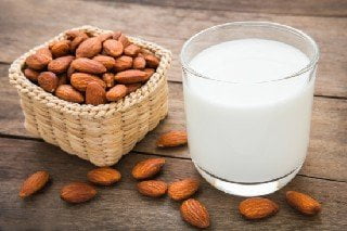 Las leches vegetales sin lactosa más sanas,o bebidas vegetales, son ideales para los veganos o intolerantes a este azúcar lácteo.